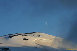 The moon over Hekla