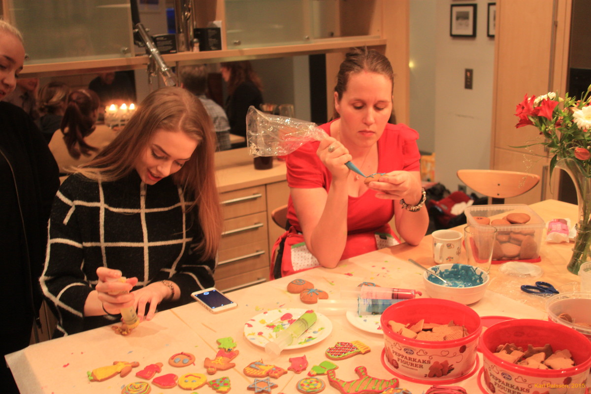 Silja and Helen icing cookies