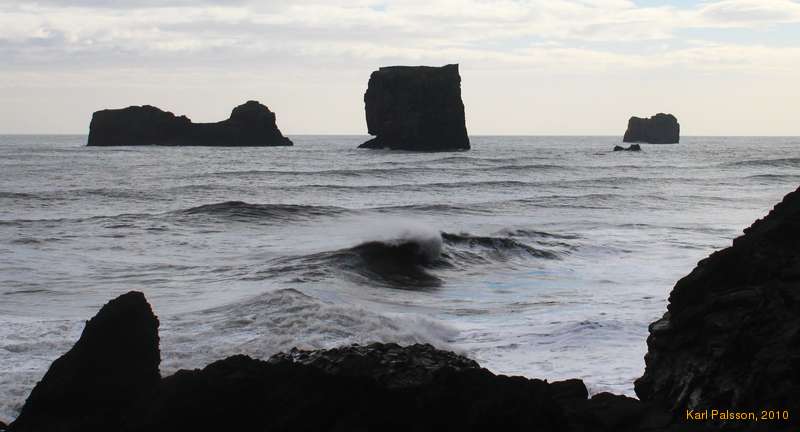 Waves at Dyrhólaey