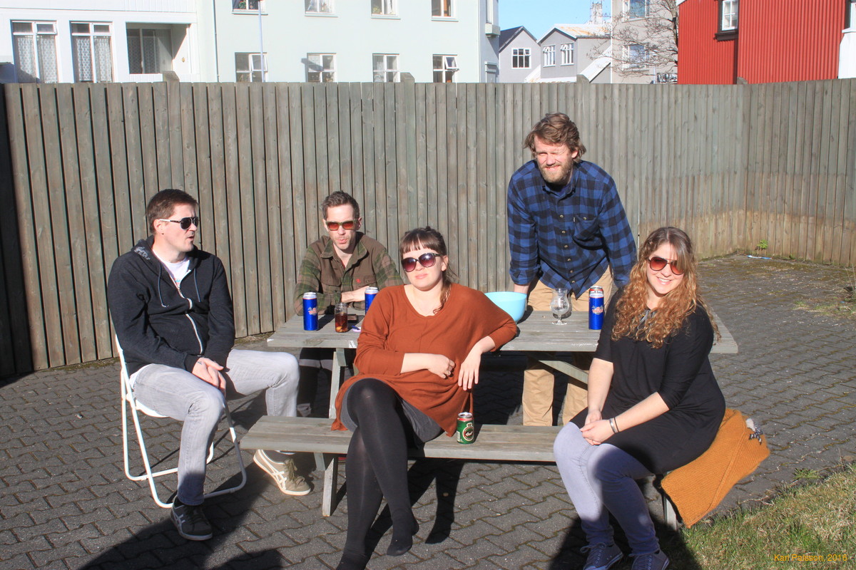 Eggert, Liam, Eija, Bjöggi and Bel in the garden